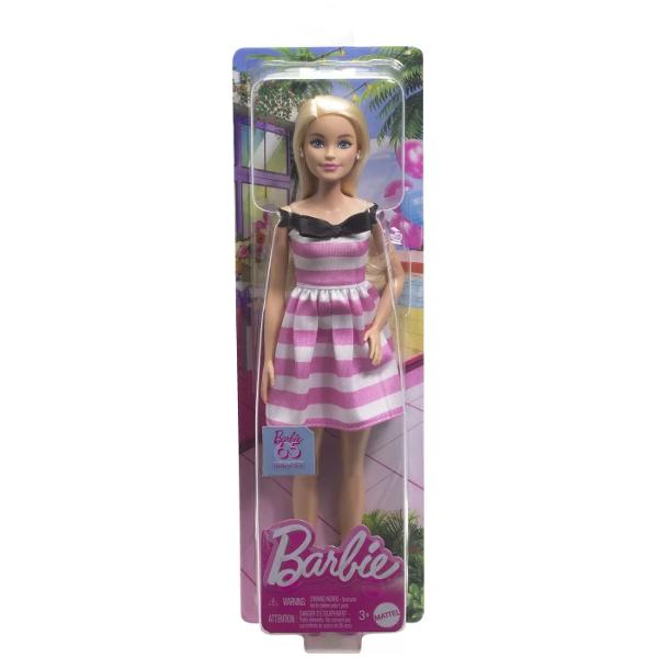 Sarbatoreste 65 de ani de la crearea lui Barbie cu aceasta papusa comemorativa Barbie Poarta o rochie in dungi roz si alb decorata la decolteu cu o funda neagra Volurile de perle si sandalele roz cu toc inalt ii completeaza aspectul clasic Aceasta papusa este un cadou grozav pentru copii si fanii Barbie de toate varstele Papusa nu se poate ridica singura