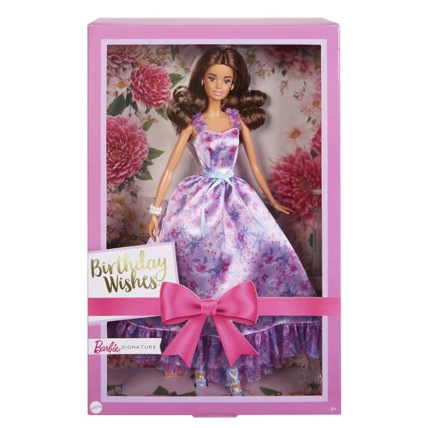 La multi ani de la Barbie Aceasta papusa Barbie speciala poarta o rochie din satin cu flori imprimate Este un cadou super dulce pentru orice zi mare Pachetul ofera spatiu pentru a scrie note adaugand o nota personala pe care cei dragi o vor pretui in anii urmatori Lasati aceasta papusa Barbie sa fie un farmec de noroc pentru a va ajuta sa va indepliniti dorintele de ziua de nastere Papusa Barbie nu poate sta singura Culorile si decoratiunile pot varia