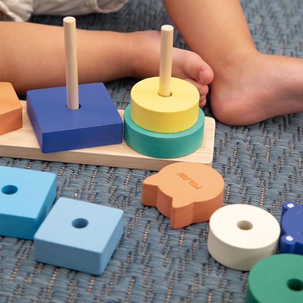 Juc&259;rie educativ&259; din lemn „Animal Towers” Ideal pentru antrenarea ordinii perceptiei culorilor si formelor Include 15 piese de stivuire în 3 forme diferite &537;i 3 tije de lemn Încurajeaz&259; abilit&259;&539;ile motorii fine logica &537;i coordonarea vizual&259; Recomandat de la 12 luni