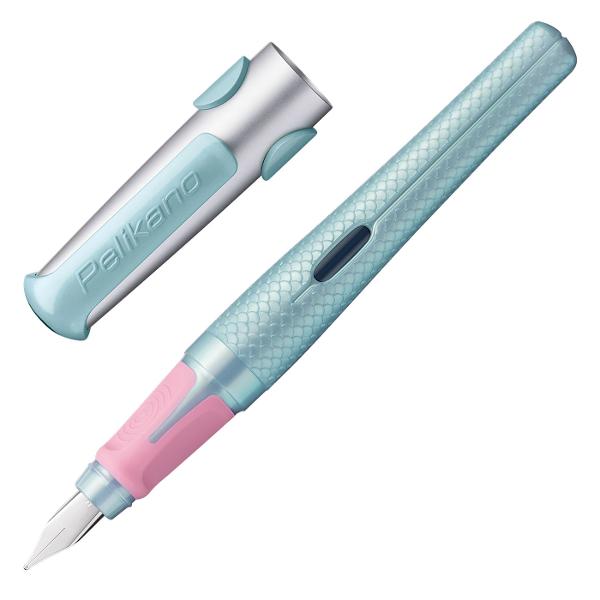 Stiloul Pelikano® este unul din cele mai cunoscute instrumente de scris ale brandului PelikanPrimul Pelikano® a fost lansat in 1960 si a fost unul dintre primele instrumente de scris pentru tineri De-a lungul anilor Pelikano® a fost dezvoltat in permanenta si continua sa fie unul dintre cele mai populare si moderne instrumente de scris ideal pentru zilele lungi de scoala datorita scrisului lin si greutatii reduseAcest model Pelikano® este conceput 