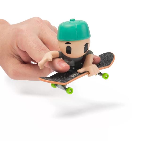 &Icircnvata cum sa faci fingerboarding cu noul Tech Deck Echipa Sk8  Fiecare pachet vine cu o placa Tech Deck si un membru al Echipei Sk8 pentru a incepe colectia Cu 6 figuri Echipa Sk8 de colectionat imbunatateste-ti abilitatile pentru a stapani miscari precum ollies si power slides Pune-ti membrul echipei de skateboarding pe puntea de skateboard si incepe sa exersezi Scaneaza codul QR pentru tutoriale video pentru a studia miscarile preferate Ia-ti Echipa Sk8 intr-o aventura cu 