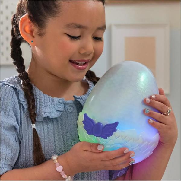 Hatchimals Alive Mystery Hatch au nevoie de dragostea ta pentru a ecloza Dispunand de o experienta captivanta de eclozare cu ceata lumini si peste 100 de sunete si reactii acesti Hatchimals sunt necesare pentru fani Pe cine vei ecloza Este o surpriza În fiecare ou Mystery Hatch Hatchimals se afla 1 din 2 personaje Iubeste-ti propriul Hatchimal la viata cu Hatchimals Alive Mystery Hatch Îmbratiseaza atinge ridica si balanseaza oul pentru a-ti incuraja personajul sa 