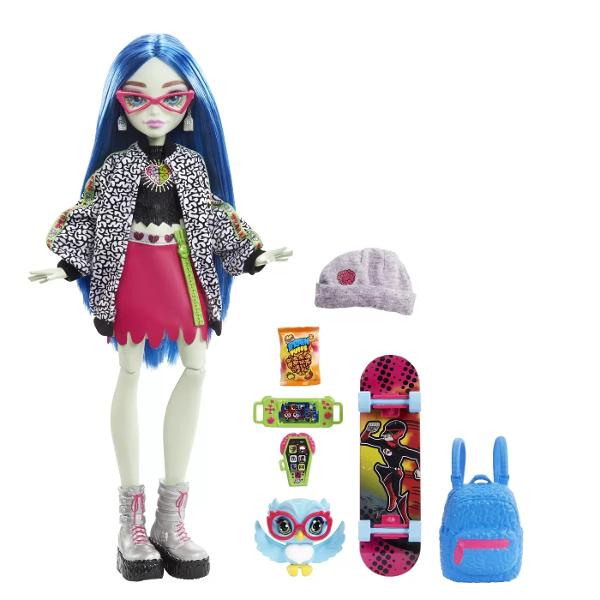 scoala a inceput si spiridusii Monster High sunt gata sa impresioneze Papusa Ghoulia Yelps straluceste pe coridoarele scolii cu un stil de inspaimantare unic Imbracata cu o fusta roz de vinil un tricou grafic si un hanorac supradimensionat ea emana infricosatoarea eleganta Look-ul ei este completat de ochelari roz aprins o caciula infricosatoare cizme de lupta si un rucsac albastru texturat care adauga un element suplimentar de mister Accesoriile Spooktacular Storytelling includ un 