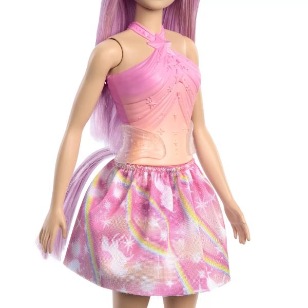 Papusile Barbie Unicorn sunt magie pura Fiecare este un curcubeu de culoare cu par fantezie tinute pastelate si accesorii stralucitoare inspirate de unicorn Oricat de incantatoare poate fi aceste papusi Barbie vor inspira povesti magice de aventura pentru copiii cu varsta de la 3 ani in sus Fiecare se vinde separat in functie de disponibilitate Papusile Barbie nu pot sta singure Culorile si decoratiunile pot varia Exploreaza un taram fantastic al aventurii cu aceasta colectie de vis 