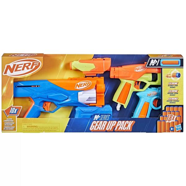 Marca Nerf iti imbunatateste jocul cu sageti de inalta performanta Nerf N Series si sageti Nerf N1 Ai abilitatile ca un luptator Nerf acum ai blasterul si sagetile pentru a castiga un avantaj superior in jocul in interior si in aer liber De la creatorii sagetii cu spuma marca Nerf dezlantuie urmatoarea evolutie in sablare cu sageti cu spuma cu sagetile Nerf N Series N1 oferind PRECIZItIE VITEZa si DISTANta EXTREME Pachetul Nerf N Series Gear Up include 3 blastere diferite si 2 accesorii 