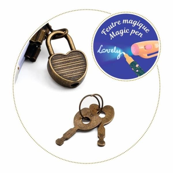 Un mic jurnal secret &537;i un pix magic cu cerneal&259; invizibil&259; pentru a p&259;stra &icirc;n siguran&539;&259; toate secretele tale Doar treci cu lumina UV din capacul pixului peste pagin&259; &537;i secretele sunt dezv&259;luiteJurnalul con&539;ine 88 de pagini liniate &537;i ilustrate Este protejat de un l&259;c&259;&539;el &icirc;n form&259; de inimioar&259; cu dou&259; chei&nbsp;Lovely Paper de la Djeco este o colec&539;ie de 