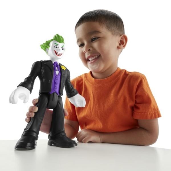 Tinerii fani ai lui Batman isi pot duce luptele DC Super Hero versus DC Super-Villain la culmi epice cu aceasta figurina imaginext® DC Super Friends The Joker XL de la Fisher-Price® Avand o inaltime de 25cm si avand gatul umerii picioarele si incheieturile complet mobile aceasta jucarie The Joker foarte mare le permite copiilor sa isi joace propriile aventuri pretinse rautacioase in Gotham City si nu numai Silueta foarte mare Imaginext® care prezinta iconicul DC 