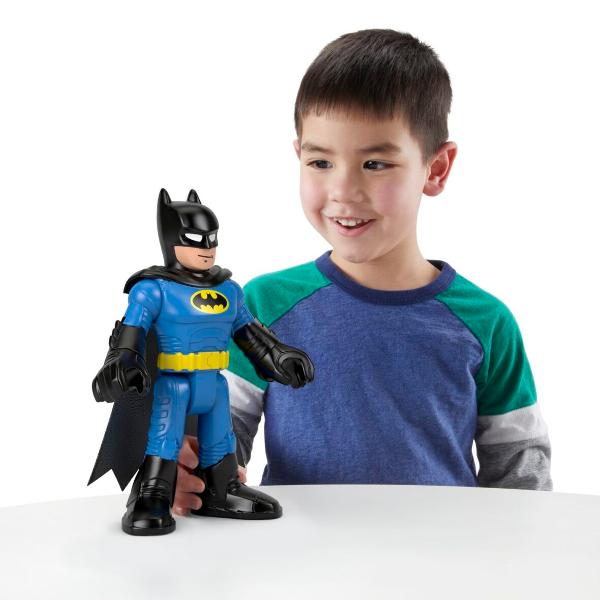 Copiii isi pot duce luptele DC Super Hero impotriva DC Super-Villain la culmi epice cu aceasta figurina imaginext® DC Super Friends Batman XL de la Fisher-Price® Avand o inaltime de 25 cm si avand gatul umerii picioarele si incheieturile complet mobile aceasta jucarie Batman foarte mare le permite copiilor sa isi joace propriile aventuri pretinse in Gotham City si nu numai Silueta foarte mare Imaginext® care prezinta DC Super Friends Batman in stil negru si albastru Silueta 