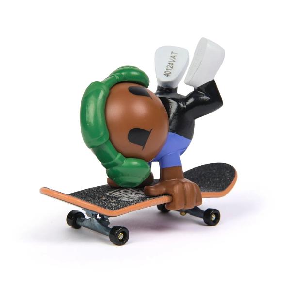 Învata cum sa faci fingerboarding cu noul Tech Deck Echipa Sk8  Fiecare pachet vine cu o placa Tech Deck si un membru al Echipei Sk8 pentru a incepe colectia Cu 6 figuri Echipa Sk8 de colectionat imbunatateste-ti abilitatile pentru a stapani miscari precum ollies si power slides Pune-ti membrul echipei de skateboarding pe puntea de skateboard si incepe sa exersezi Scaneaza codul QR pentru tutoriale video pentru a studia miscarile preferate Ia-ti Echipa Sk8 intr-o aventura cu 