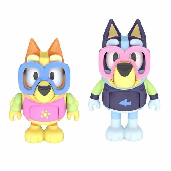 Bluey Figures 2pack Fun at the Pool Bluey este un serial animat pentru copii prescolari Popularitatea ei reflecta interesul imens pentru jucariile din serie Bluey este o catea adorabila Blue Heeler in varsta de 6 ani care impreuna cu sora ei Bingo ii place sa transforme viata de familie de zi cu zi in aventuri nesfarsite Cu jucariile si figurinele de plus Bluey vei recrea acasa cele mai memorabile momente din serie Jucariile de plus Bluey sunt placute la atingere si sunt realizate din 