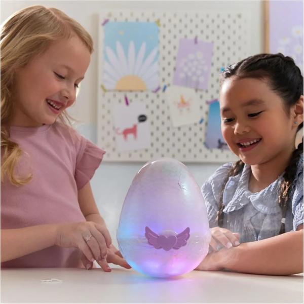 Hatchimals Alive Mystery Hatch au nevoie de dragostea ta pentru a ecloza Dispunand de o experienta captivanta de eclozare cu ceata lumini si peste 100 de sunete si reactii acesti Hatchimals sunt necesare pentru fani Pe cine vei ecloza Este o surpriza În fiecare ou Mystery Hatch Hatchimals se afla 1 din 2 personaje Iubeste-ti propriul Hatchimal la viata cu Hatchimals Alive Mystery Hatch Îmbratiseaza atinge ridica si balanseaza oul pentru a-ti incuraja personajul sa 