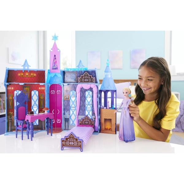 Inspirata de filmul Disney Frozen 2 aceasta casa frumoasa de papusi din castelul Arendelle are peste 2 metri inaltime si include 1 papusa Elsa si 15 piese de mobilier si accesorii Setul de joaca Castle include 4 zone de joaca inclusiv dormitorul Elsei cu un pat care se transforma intr-o masuta de toaleta cu spatiu de depozitare suplimentar o sala a tronului cu un tron si o sufragerie cu masa scaun si piese de mancare