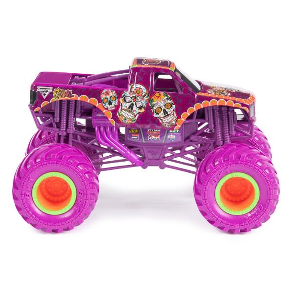 Du la alt nivel jocul Monster Jam cu noul camion monstru oficial la scara 124 Monster Jam Cu mai multe detalii si grafica ca pana acum aceasta replica autentica intruchipeaza stilul si mandria masinilor reale Anvelopele oficiale de cauciuc BKT ofera o tractiune mai mare astfel incat sa iti poti duce camionul pe noi culmi &Icircn plus un sistem de suspensie complet nou si functional absoarbe mai bine impactul astfel incat sariturile inalte cu prabusiri si cele care zdrobesc 