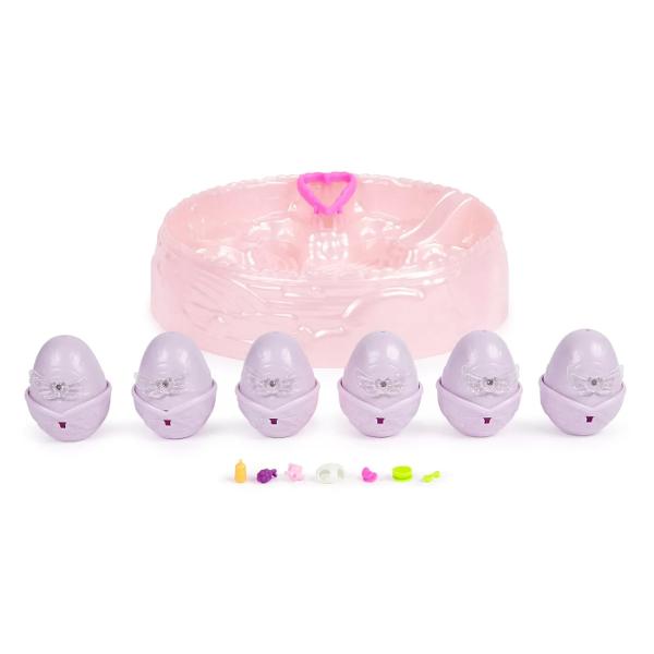 Dati viata curcubeului cu Hatchimals Alive Iesit din Curcubeu Cu dragoste si grija Hatchimals Rainbow Splash iau viata intr-un nou mod colorat oua care eclozeaza in apa schimband culoarea apei pentru a se potrivi cu personajul din interior Curcubeul Rainbow Hatchery include 6 personaje in oua 6 perechi de aripi 6 accesorii de crestere si un cuib Pentru a incepe eclozarea asezati ouale in cuib si scoateti-le aripile apoi umpleti incet inima cu apa În cateva secunde apa va 