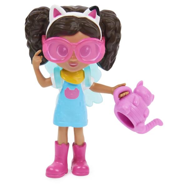Mergeti in gradina cu Gabby si setul de gradina cu flori pentru casa de papusi a lui Gabby Acest set de jucarii distractive include o figura de colectie Gabby Girl de 89 cm o figurina Kitty Fairy o piesa de mobilier din trunchi de copac cu o floare in ghiveci un accesoriu aripi de zana plus o cutie de livrare pentru casa de papusi cu un accesoriu surpriza in interior Asa cum face Gabby in emisiune deschide pachetul special pentru casa de papusi si descopera accesoriul misterios al 