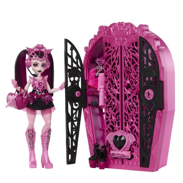 Descoperiti secretele din spatele usilor Monster High cu acest set de garderoba Thrilling Secrets Monster Mysteries Include tinute si accesorii pentru papusa Draculaura Draculaura trebuie sa faca spectacol dar nu se gaseste nicaieri Cautati indicii pentru a descoperi locatia sa si peste 19 surprize in 3 etape infricosatoare rezolvati deblocati dezvaluiti Pasul unu Utilizati tasta lupa pentru a vizualiza simbolurile de pe harta comorii Cand copiii deblocheaza usile dulapului vor gasi 