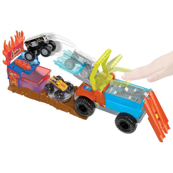 Actiunea de schimbare a culorii este in flacari cu setul de joc Hot Wheels Monster Trucks Arena Smashers Color Shifters 5-Alarm Rescue Copiii conduc Color Shifters HW 5-Alarm inclus in rezervorul de apa rece ca gheata al unei platforme detasabile pentru a initia prima schimbare de culoare inainte de a tinti spre un zid de flacari din spatele unei tribune Loviti locul zdrobitor si 5-Alarm se prabuseste in tribune cele doua masini zdrobibile incluse si Monster Truck cad in apa foarte calda si 