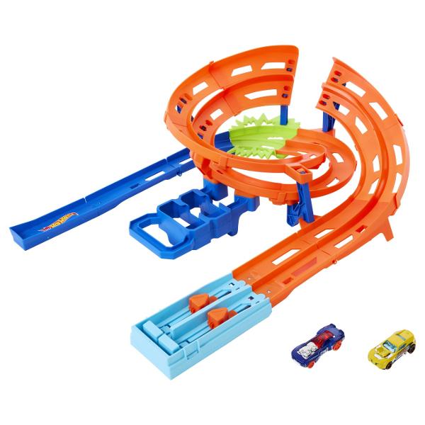 Concureaza cu doua masini Hot Wheels pe piste una langa alta efectueaza sarituri de cascadori si scapa din zona de coliziune pentru a fi primul care termina circuitul  aceasta pista reuneste toata actiunea si distractia curselor si cascadoriilor Include de asemenea doua vehicule la scara 164