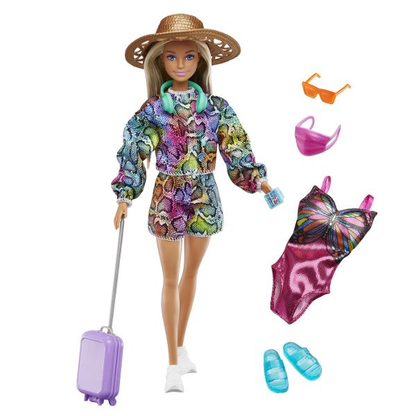 Gata de calatorie cu masina sau avionulO valiza draguta castile o masca de fata si un accesoriu pentru smartphone sunt elementele esentiale perfecte pentru calatoriePapusa Barbie este gata in costumul ei de baie stralucitor cu tematica fluture palaria de soare papucii elegante ochelarii de soare si lotiunea de soare