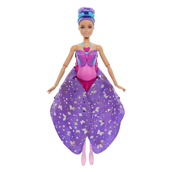 Inspiratia si imaginatia prind aripi cu papusa Barbie Dance and Flutter o jucarie uimitoare care aduce un moment magic de transformare 2 in 1 Printr-o simpla apasare a lantisorului de pe corset fusta mov a papusii se deschide ca prin magie dezvaluind aripi mari si stralucitoare de fluturePapusa Barbie are o coafura fermecatoare cu parul mov prins intr-un coc si o bentita florala care completeaza aspectul de balerina magicaCu Barbie Dance and Flutter copiii pot trece de la dansatoare la 