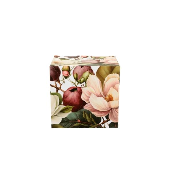 Cana cu infuzor metalic si capac MAGNOLIE  parte a colectiei Classics realizata din portelan New Bone China caracterizata printr-o culoare alb-crem eleganta si naturala cu o stralucire delicata si o durabilitate exceptionala pastrand in acelasi timp lejeritatea si delicateteaPerfect pentru prepararea ifuziilor &537;i a ceaiului aromat preferatDecorul liniei este inspirat din natura - superbe magnolii roz 