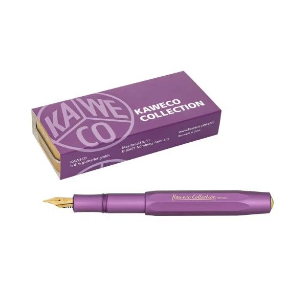 Stiloul Kaweco COLLECTION Vibrant Violet este un stilou din aluminiu masiv cu penita gravata din otel inoxidabil placata cu AurEditie limitataPenita este detasabila prin desurubare astfel incat se poate inlocui cu o penita premium cu alta grosime de scriere sau chiar cu insertiile pentru dispozitivele electronice de scris sau de desenatSe poate folosi cu patroane de cerneala standard sau impreuna cu Convertorul Kaweco Mini NU ESTE INCLUSDesi este un 