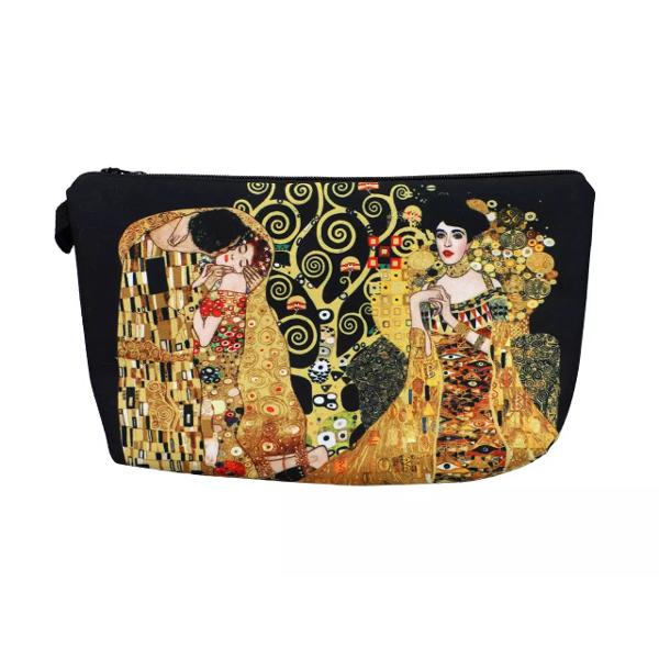 Acest portfard sofisticat aduce laolalt&259; trei dintre cele mai emblematice opere ale lui Gustav Klimt „Adele Bloch-Bauer I” „S&259;rutul” &537;i „Pomul Vie&539;ii” Cu un design luxos detalii aurii &537;i elemente simbolice specifice stilului Art Nouveau acest accesoriu este perfect pentru a-&539;i p&259;stra produsele esen&539;iale organizate într-un mod elegant 