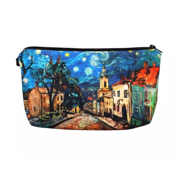 Îmbin&259; arta cu func&539;ionalitatea cu acest portfard elegant inspirat din mai multe capodopere ale lui Vincent van Gogh Decorat cu elemente din lucr&259;rile sale celebre acest portfard adaug&259; un strop de culoare &537;i inspira&539;ie în via&539;a ta de zi cu zi fiind ideal pentru a-&539;i organiza produsele esen&539;iale de la cosmetice la accesorii&128313; Design artistic – Decorat cu detalii inspirate din 