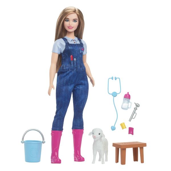Sarbatoreste cea de-a 65-a aniversare a lui Barbie cu o colectie de papusi cu cai de cariera preferate cum ar fi a fi veterinar la ferma Papusa Veterinara Barbie&reg poarta o tinuta tematica cu pantofi roz iconici iar setul include si 10 accesorii inclusiv o oaie cu urechi mobile Distractia este diversificata prin accesorii suplimentare precum o banca o galeata echipament de examinare un ciocan si un stetoscop in forma de inima si 2 pansamente pentru oi tinuta detasabila a 