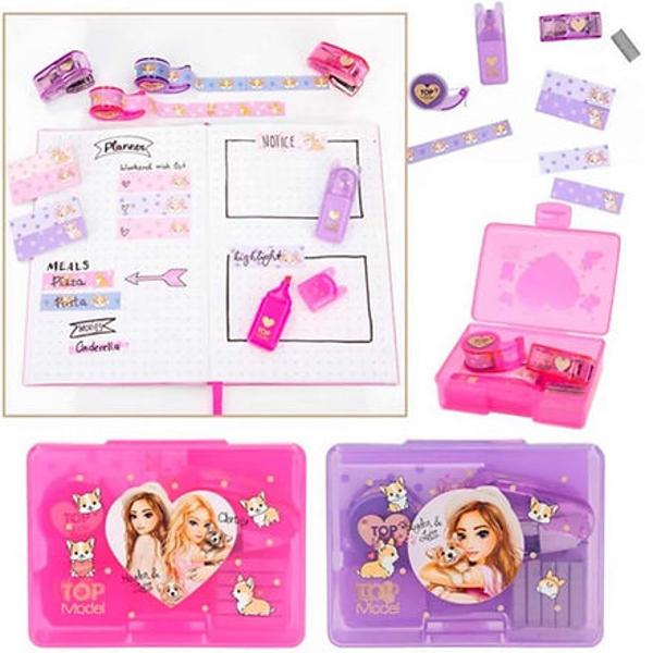 Setul de birou cu design Corgi simpaticul prieten de blan&259; TOPModel este peste tot contine 2 carne&539;e mici adezive un marker banda decorativ&259; 4 m lungime cu dozator &537;i cu inscriptia „woof”  de asemenea pe capsator inclusiv capse pentru reumplere 10 mm latime 5 mm inaltime Disponibil în mov &537;i rozNu se poate alege culoarea se livreaza in functie de disponibilitatea din stoc
