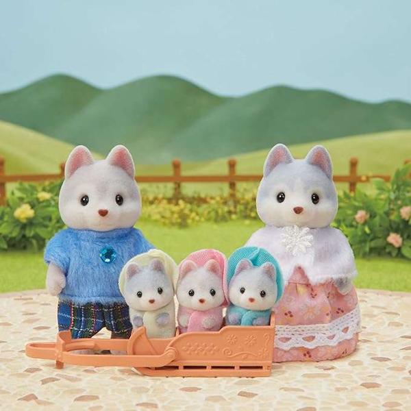 Setul de Figurine Sylvanian Families - Familia Catelusilor Hysky este format din cele cinci personaje tatal husky Vincent mama Avril si tripletii Rae Drake si NellyVincent are functia de viceprimar in Sylvania si este responsabil pentru ingrijirea drumurilor liniilor de tramvai trotuarelor si a potecilor forestiere Se asigura ca acestea sunt in stare buna de folosinta astfel incat locuitorii din Sylvania sa se poata deplasa in siguranta Pasiunea sa sunt masinile el fiind 