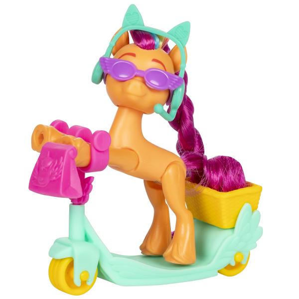 Imaginati-va aventuri din mers cu jocul My Little Pony Sunny Starscout Rolling Scooter Acest set de joaca My Little Pony vine cu o figurina articulata si 4 accesorii Figura are brate picioare si cap articulate pentru a poza in diferite moduri Are o coama si o coada lungi si moi cu care este distractiv de pieptanat si de jucat Silueta are o inaltime de 76cm cu un fluture Cutie Mark inspirat de distractie si par colorat cu buclele ei caracteristice