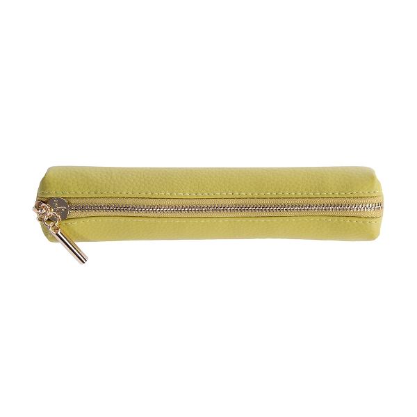 Aceast etui minimalist în verde lime vibrant este partenerul perfect de c&259;l&259;torie Fie pentru pixuri pensule de machiaj sau alte accesorii mici pielea artificial&259; de înalt&259; calitate cu o suprafa&539;&259; texturat&259; asigur&259; protec&539;ie &537;i un aspect elegant Fermoarul auriu adaug&259; o not&259; de elegan&539;&259; &537;i p&259;streaz&259; con&539;inutul depozitat în siguran&539;&259; Cu formatul s&259;u 