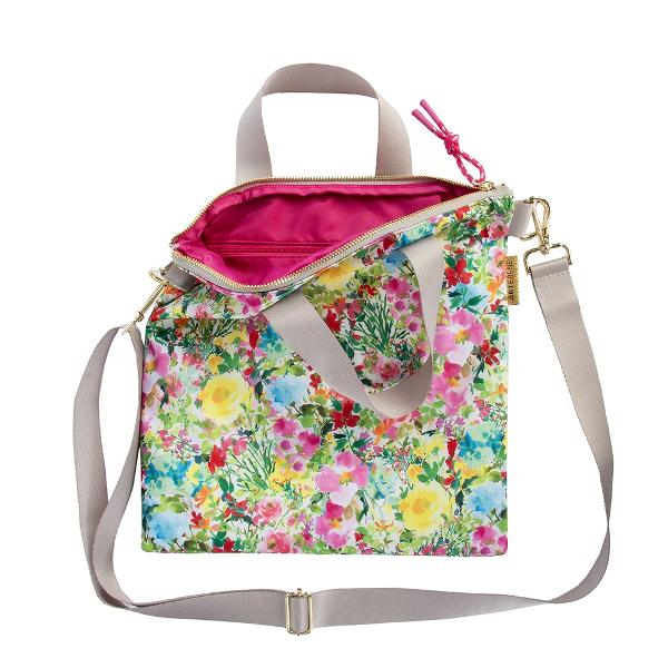 Aceast&259; geant&259; versatil&259; este partenerul t&259;u perfect pentru orice ocazie Având un design floral adaug&259; prospe&539;ime &537;i elegan&539;&259; look-ului t&259;u Cu cureaua de um&259;r reglabil&259; o po&539;i purta ca geant&259; de mân&259; sau geant&259; clasic&259; Compartimentul principal spa&539;ios cu fermoar &537;i c&259;ptu&537;eala roz vibrant ofer&259; atât func&539;ionalitate cât &537;i stil Fie pentru o 