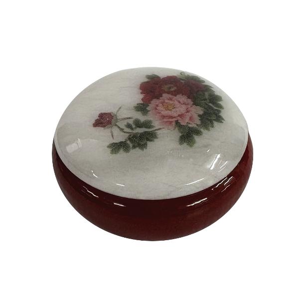 Cutiu&539;&259; din alabastru rotund&259; cu un diametru de 8 cm &537;i o în&259;l&539;ime de 4 cm perfect&259; pentru p&259;strarea bijuteriilor sau a micilor obiecte pre&539;ioaseRealizat&259; din piatr&259; natural&259; de alabastru fiecare cutiu&539;&259; este unic&259; putând prezenta varia&539;ii subtile de culoare &537;i textur&259; datorit&259; caracteristicilor specifice ale fiec&259;rei pietreAcest detaliu confer&259; 