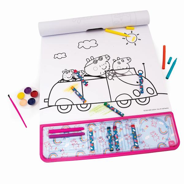 Fiecare set include 1 brosura cu 25 de pagini preimprimate cu desenele fiecarui erou 5 acuarele 5 markere 8 creioane colorate 1 pensula 1 foaie de autocolante