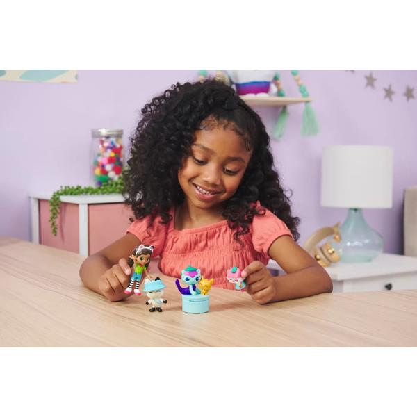 Aduceti acasa personajele voastre preferate din „Gabbys Dollhouse” cu pachetul exclusiv de cadouri Campfire Acest set exclusiv de cadouri este indispensabil pentru fanii Gabbys Dollhouse si include patru figurine colectabile si un pachet de la Dollhouse cu un accesoriu surpriza in interior Adaugati instantaneu la colectia voastra o papusa exclusiva Gabby cu tematica de camping impreuna cu jucarii de pisica Gabby - Pandy Paws MerCat si Baby Box Cat Fiecare figurina prezinta 