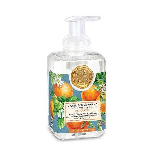 S&259;punul spumant pentru mâini LOrange de la Michel Design Works ofer&259; o experien&539;&259; de cur&259;&539;are delicat&259; &537;i hidratant&259; datorit&259; ingredientelor premium precum untul de shea &537;i aloe veraParfumul s&259;u evoc&259; miresmele unei zile de primavara combinând note de flori de portocal cu accente subtile de vanilie si mosc Flaconul generos de 530 ml este atât practic cât &537;i estetic 