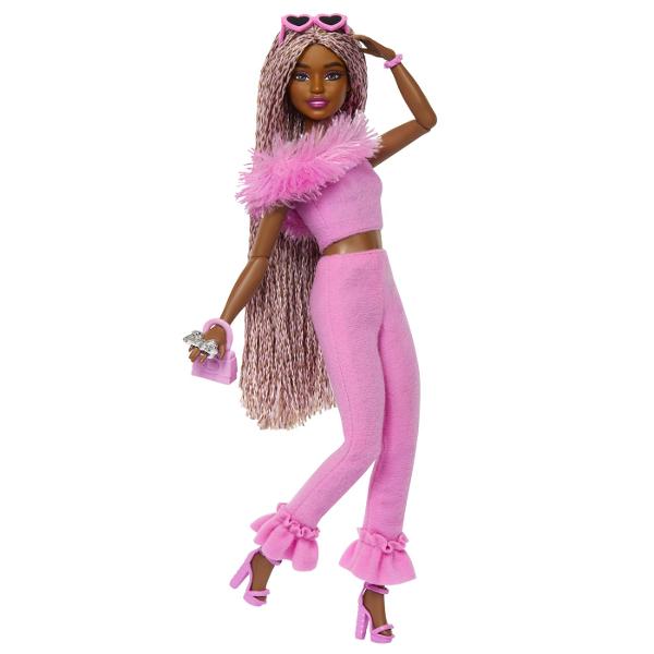Papusile Barbie Deluxe Style duc glam-ul la un nou nivel de stratosfera cu haine si accesorii fabuloase inspirate de estetica Barbiecore Aceasta papusa este imbracata in rozul emblematic Barbie si are un tip de corp subtire si par impletit roz si maroEa canalizeaza Barbiecore intr-o tinuta moale din doua piese cu un guler dramatic din blana artificiala Pantofii ei cu barete sunt accentuati cu mansete cu volanePapusa Barbie isi asorteaza tinuta cu ochelari de soare in forma de inima o poseta 