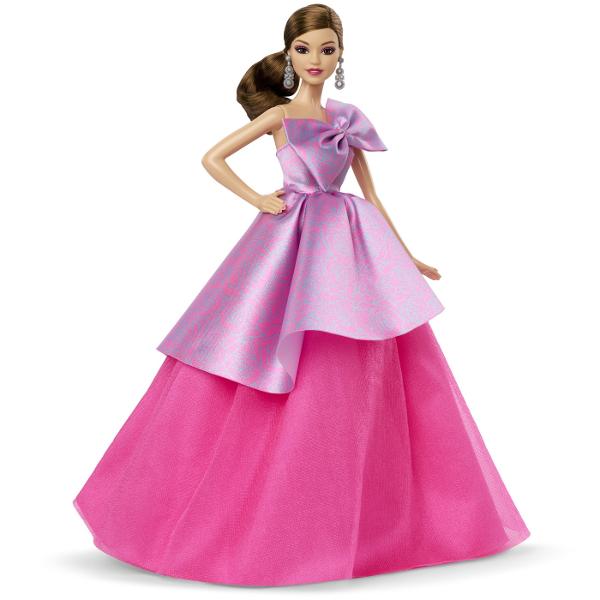 Oferiti stralucire si eleganta absoluta la fiecare aniversare cu Papusa de Colectie Barbie Signature - Birthday Wishes Inspirata de flori Barbie poarta o rochie minunata cu motive florale special conceputa pentru aniversari Haine detasabile Rochia ei eleganta poate fi indepartata permitand si mai multe optiuni de joaca Suport pentru papusa pentru expunere Barbie vine cu un suport ideal pentru colectie sau decor Ideala pentru copii de 6 ani si peste