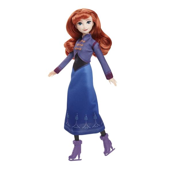 Inspirata de Frozen Winter Festival viseaza la jocuri de iarna nesfarsite cu aceasta papusa Anna care ii incurajeaza pe satenii din Arendelle sa sarbatoreasca anotimpul familia si prietenii cu distractie pe patineEa este pregatita pentru aventura cu o rochie magica inspirata de Festivalul de iarna o jacheta si doua seturi de pantofi din care sa alegiFie ca incearca trucuri indraznete pe gheata cu patinele incluse sau se plimba prin incinta festivalului in cizme fabuloase papusa Anna se 
