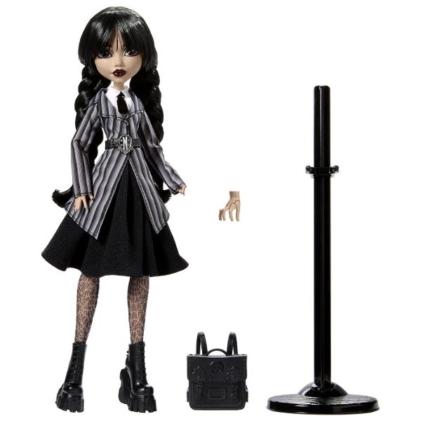 Papusa Wednesday este un must-have pentru fanii seriei Monster High imbinand stilul intunecat cu detalii elaborate care transforma aceasta papusa intr-o piesa de colectie deosebita Papusa poarta uniforma Academiei Nevermore completata de detalii unice precum cravata cureaua si ciorapii cu imprimeu de paianjen care subliniaza estetica ei sumbra si eleganta Cizmele papusii sunt decorate cu elemente inspirate din universul Wednesday Pe un toc este sculptat violoncelul ei iar pe celalalt 