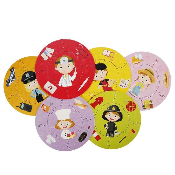 Ce reprezinta aceste piese Cine foloseste vopselele colorate Si cui ii apartine tigaia Descopera diferite profesii asambland piesele care se potrivesc perfect intre eleFiecare puzzle rotund prezinta imaginea unui obiect sau aliment specific unei meserii Pentru a-l completa trebuie sa potrivesti cele 4 piese corecte in jurul imaginii unei persoane De exemplu creioanele vopselele si panza se potrivesc cu pictorul iar palaria de bucatar tigaia si mixerul ii apartin 