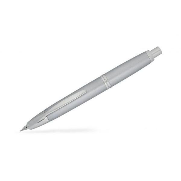 - Stiloul Capless Rhodium este un stilou incarcat de istorie si tehnologie- Design-ul impresionant impreuna cu ingenioasa tehnologie folosita il face potrivit pentru noua era- Corpul metalic este argintiu cu accente de rodiu si se asorteaza perfect cu penita din aur alb de 18K placata de asemenea cu rodiu- Capless este stiloul la care cerneala nu se usuca si nici nu curge accidental- Printr-o simpla apasare de buton penita se retrage- Fuzionarea perfecta 