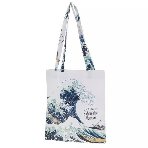 Geanta de um&259;r din material textil „Hokusai – Marele Val” este un accesoriu stilat &537;i practic perfect pentru cei care apreciaz&259; arta &537;i designul clasic japonez Inspirat&259; de celebra gravur&259; „Marele Val de la Kanagawa” a artistului Katsushika Hokusai aceast&259; geant&259; 