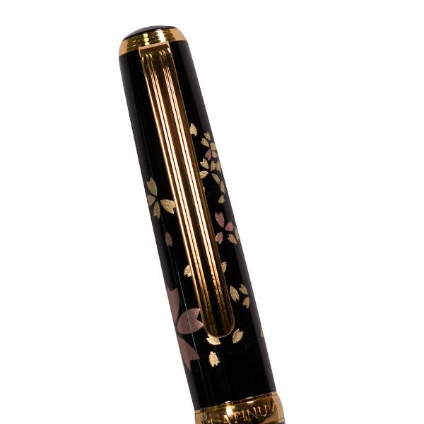 Stilou Platinum Kanazawa-Haku - decorat manual cu cea mai fin&259; foi&539;&259; de aur Mae&537;trii me&537;teri din Kanazawa produc unele dintre cele mai fine foite de aur din lume într-o gam&259; larg&259; de culori str&259;lucitoare Fragmente de frunze de aur &537;i argint sunt aplicate manual pe aceste stilouri frumoase &537;i gra&539;ioase pentru a crea red&259;ri str&259;lucitoare ale motivelor tradi&539;ionale japonezePetale de floare de cire&537; 