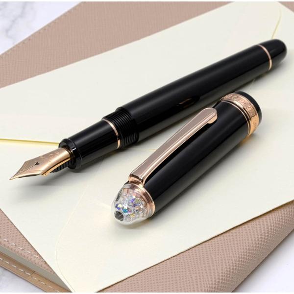 Stilou 3776 Century Shape of a Heart 14K Platinum Seria original&259; 3776 a fost conceput&259; de scriitorul japonez Haruo Umeda împreun&259; cu echipa de design de la Platinum Pen Company Obiectivul lor a fost simplu - s&259; creeze un stilou perfectStiloul 3776 a fost lansat pe pia&539;&259; în 1978 &537;i a devenit imediat un bestseller al m&259;rciiDe-a lungul anilor echipa Platinum a ascultat feedback-ul clien&539;ilor fiecare 