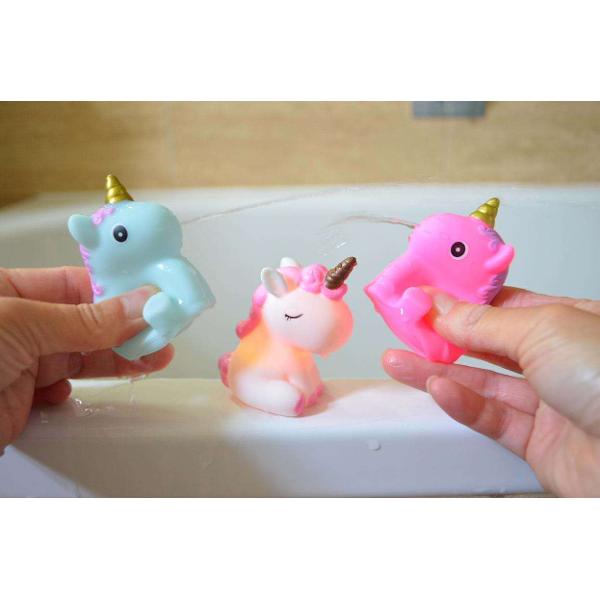 Setul contine 3 jucarii sub forma de unicorni 2 stropesc cu apa si unul dintre ei lumineazaContine 2 unicorni care stropesc cu apa 1 unicorn cu LED care lumineazaDimensiuni cutie 175  x5 x 68 cmVarsta recomandata 9 luniBaterii 1 baterie LR44 inclusa