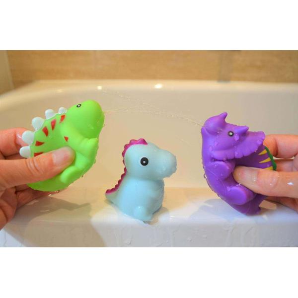 Set de 3 jucarii sub forma de dinozauri care lumineaza sau stropesc cu apaContine 2 dinozauri care stropesc cu apa si unul cu LED care lumineazaDimensiuni cutie 221 x 48 x 67 cmVarsta recomandata 9 luniBaterii1 baterie LR44 inclusa