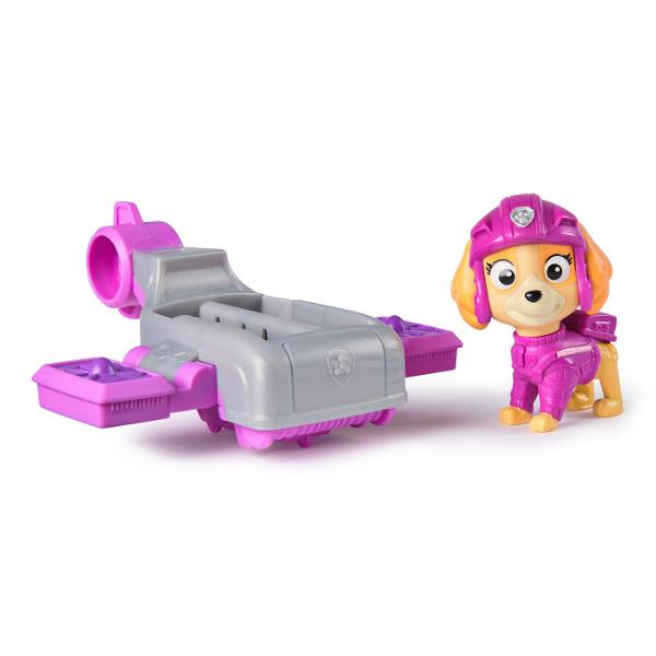 Zboara in actiune cu Action Pups figurina Patrula catelusilor si minunatul sau vehicul de salvare hoverboard Cand este timpul pentru o misiune de salvare plina de actiune prinde picioarele figurinei pe pozitie si extinde aripile hoverboard-ului transformandu-l intr-un avion de jucarie captivant inainte de a zbura intr-o misiune de salvare plina de adrenalina Figurina are o inaltime de peste 5 cm si este echipat cu jacheta de zbor albastra si casca de pilot la fel ca in serial Pentru si 